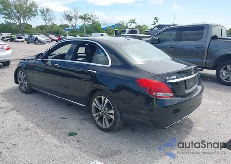 2018 Mercedes-Benz C 300 z USA, uszkodzony, nr VIN 55SWF4JB1JU282358